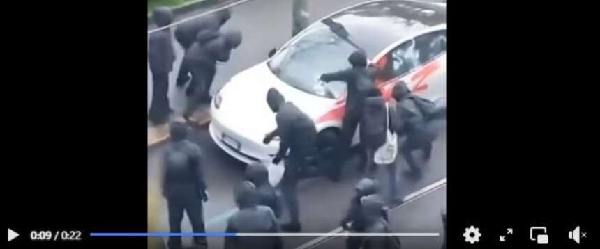 assalto antagonisti Tesla a Milano