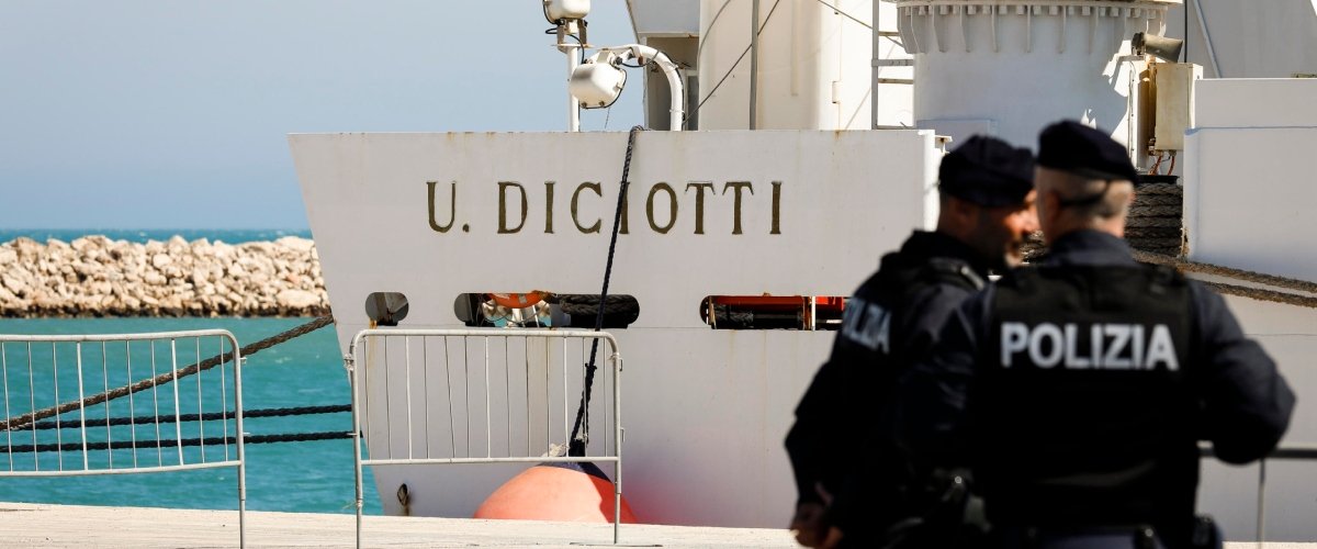 Risarcimento ai clandestini, l’esperto di diritto della navigazione: “È un colpo alla politica migratoria”