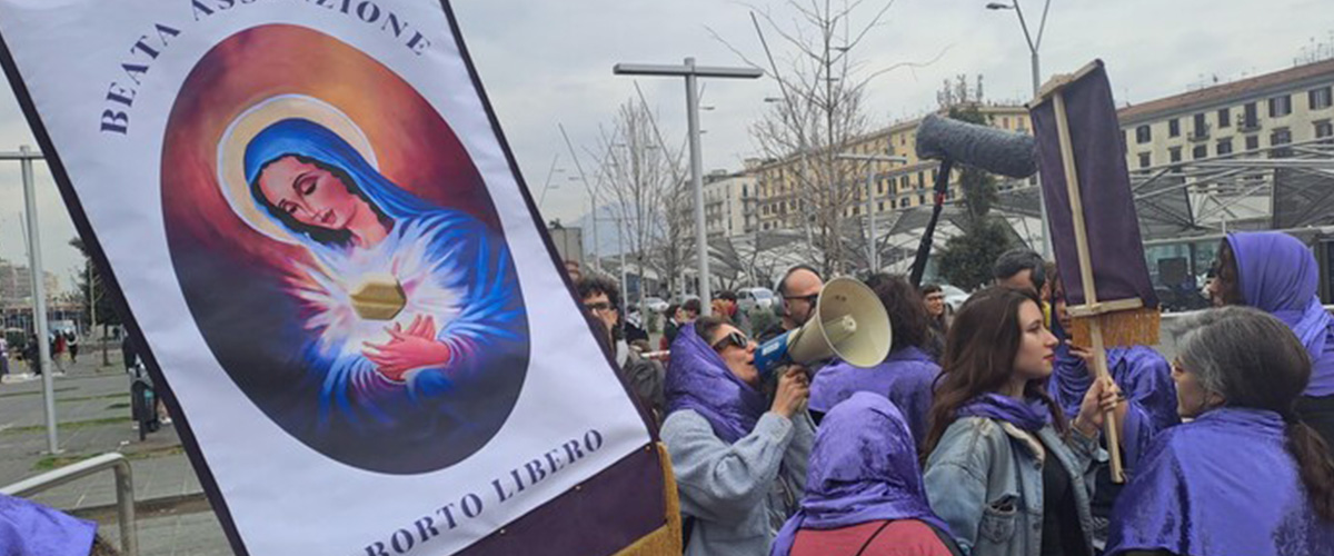 Femministe senza vergogna: l’immagine della Madonna con la pillola abortiva scatena l’ira della Chiesa