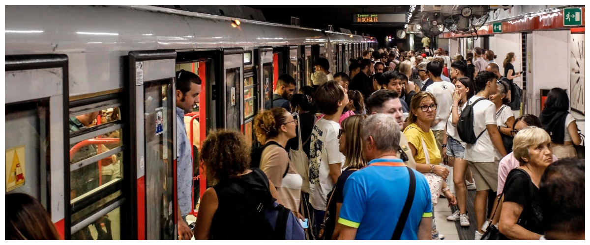 Metro di Milano da incubo: 16enne sfregiata da tre nordafricani, 17enne abusata da un egiziano