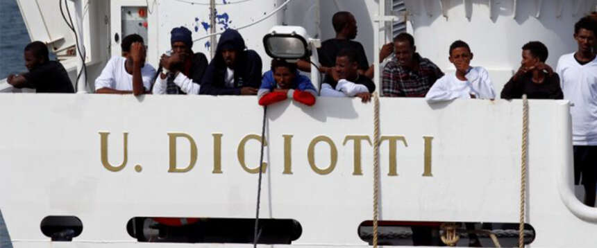 Migranti, altra sentenza “rossa”: il governo deve risarcire chi non fa sbarcare. Meloni: “E gli italiani pagano”