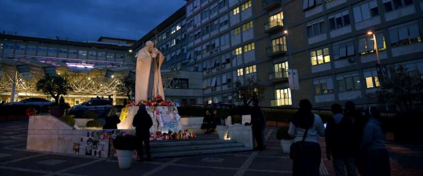 Gli ultimi aggiornamenti del Vaticano sul Papa parlano di una “notte tranquilla”