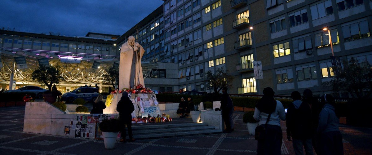 Per il Papa un’altra «notte tranquilla: sta riposando». Gli ultimi aggiornamenti dal Vaticano