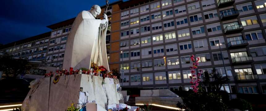 Il Papa migliora: sospesa la ventilazione meccanica, polmonite sotto controllo ma non eliminata