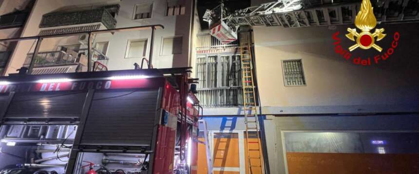 Tragedia a Montecatini Terme, rogo in un condominio di otto piani: zia e nipote muoiono per asfissia