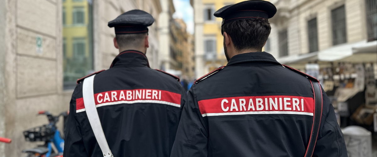 Ubriaco armato semina il panico: brandisce ascia e machete a Roma. Arrestato dopo l’intervento dei Carabinieri