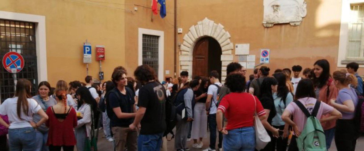 Restituire centralità agli insegnanti per ridare dignità alla scuola: parola di prof