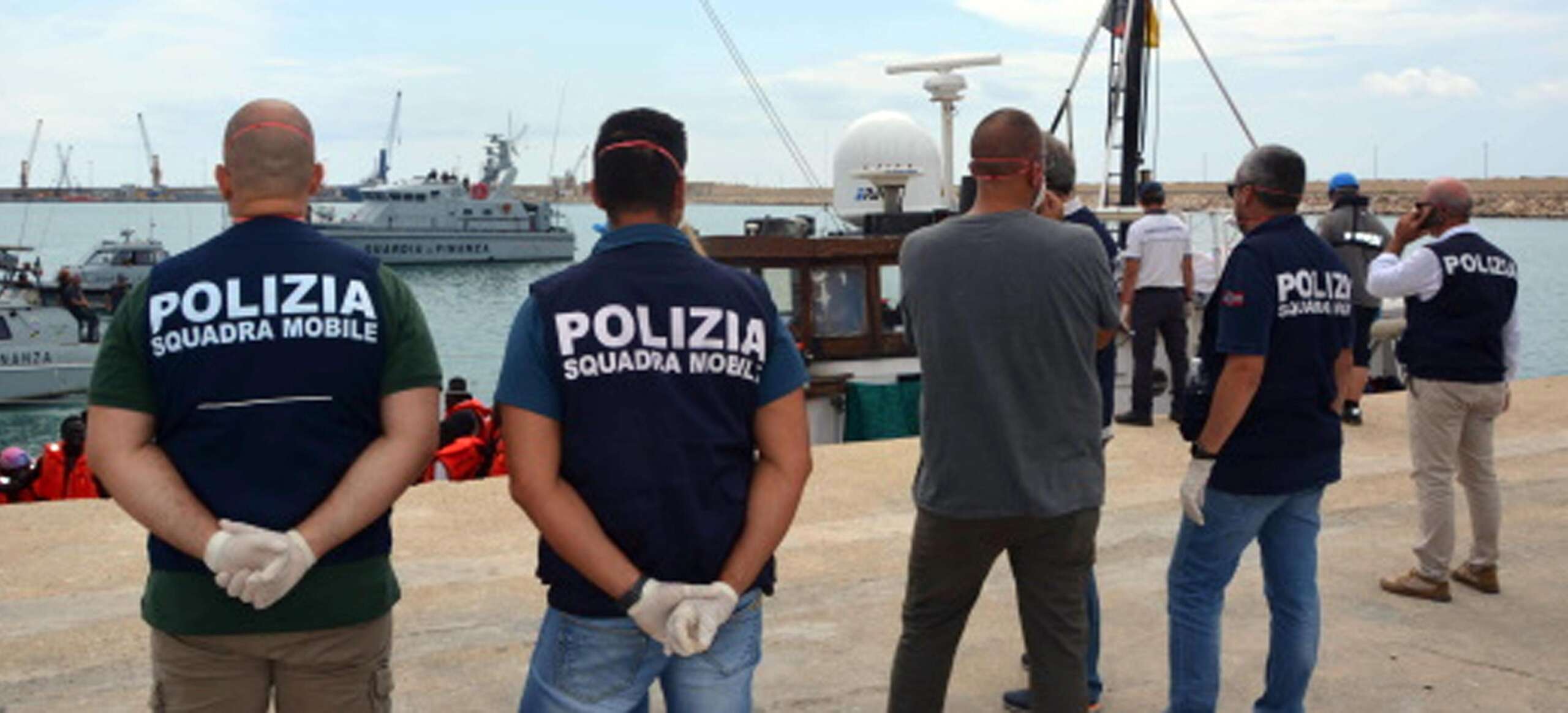 Scafista egiziano fermato a Lampedusa: tenta di dar fuoco al barcone coi migranti per sfuggire alla cattura