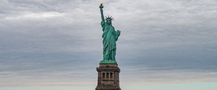 Francia, la sinistra rivuole la Statua della Libertà. Trump la umilia: “Ringraziate noi se non parlate tedesco…”