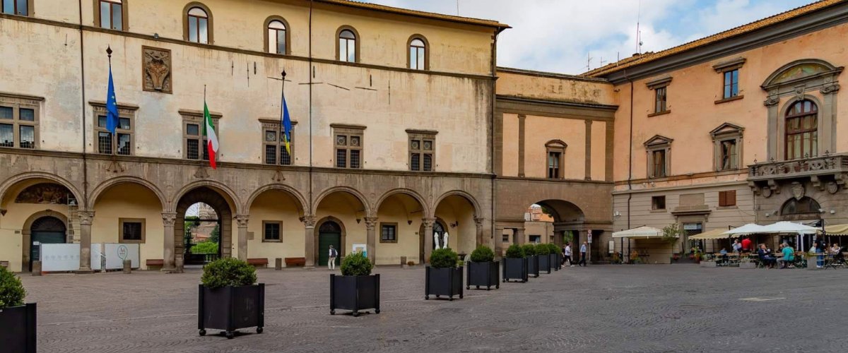 Viterbo, paura in centro: donna dell’Est tenta di rapire una bambina, il padre la ferma e prende un pugno